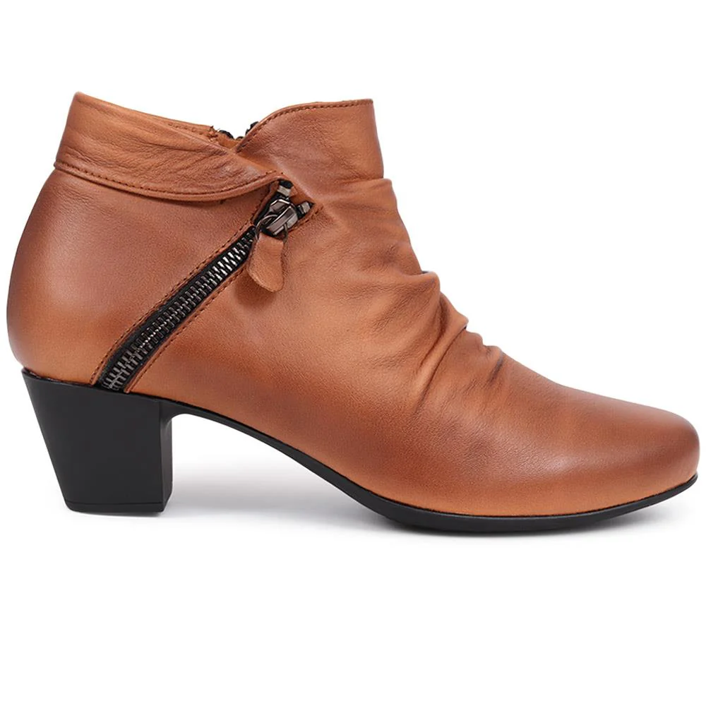 Block-Heeled Ankle Boots - ESFA40003 / 326 242 - Tan - Image 2