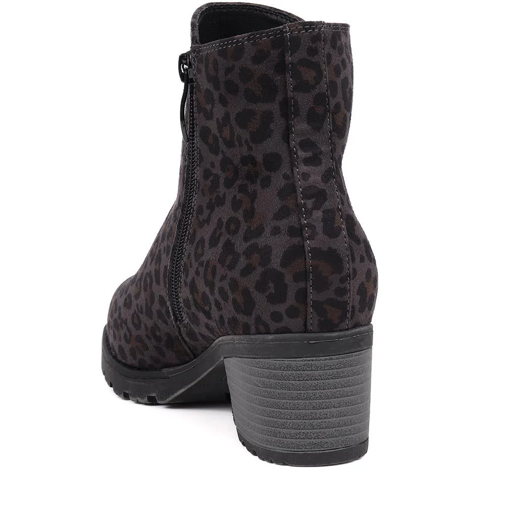 Block-Heeled Ankle Boots - WOIL40035 / 326 165 - Grey Leopard - Image 3