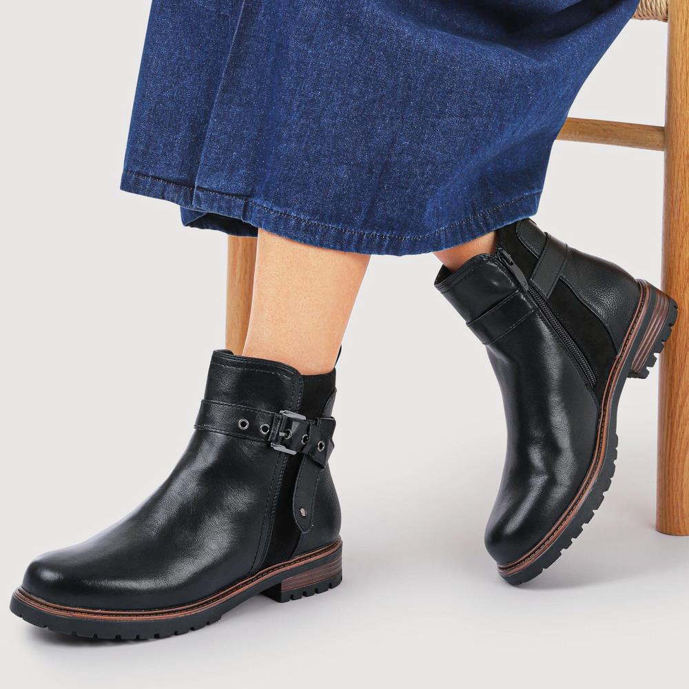 Buckle-Detail Ankle Boots - WOIL40003 / 326 127 - Black - Image 5