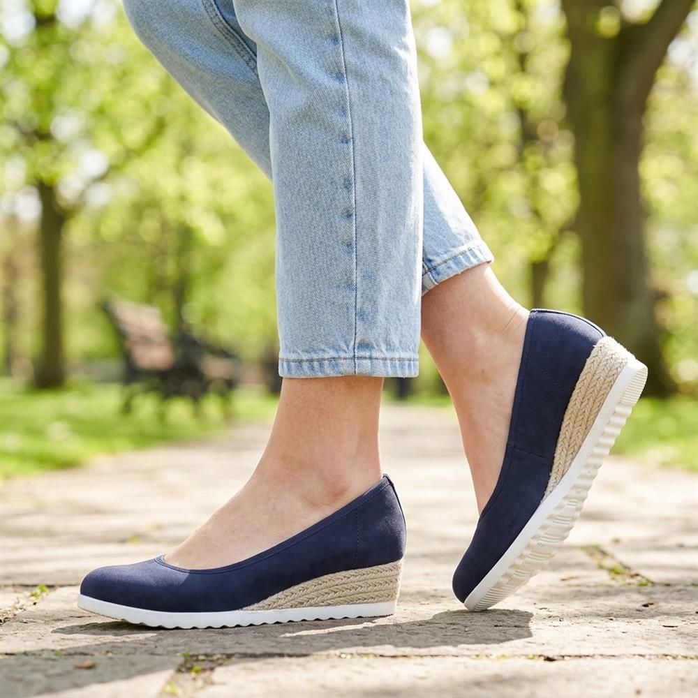 Espadrille Trim Wedge Pumps - WBINS43008 / 329 175 - Navy - Image 2