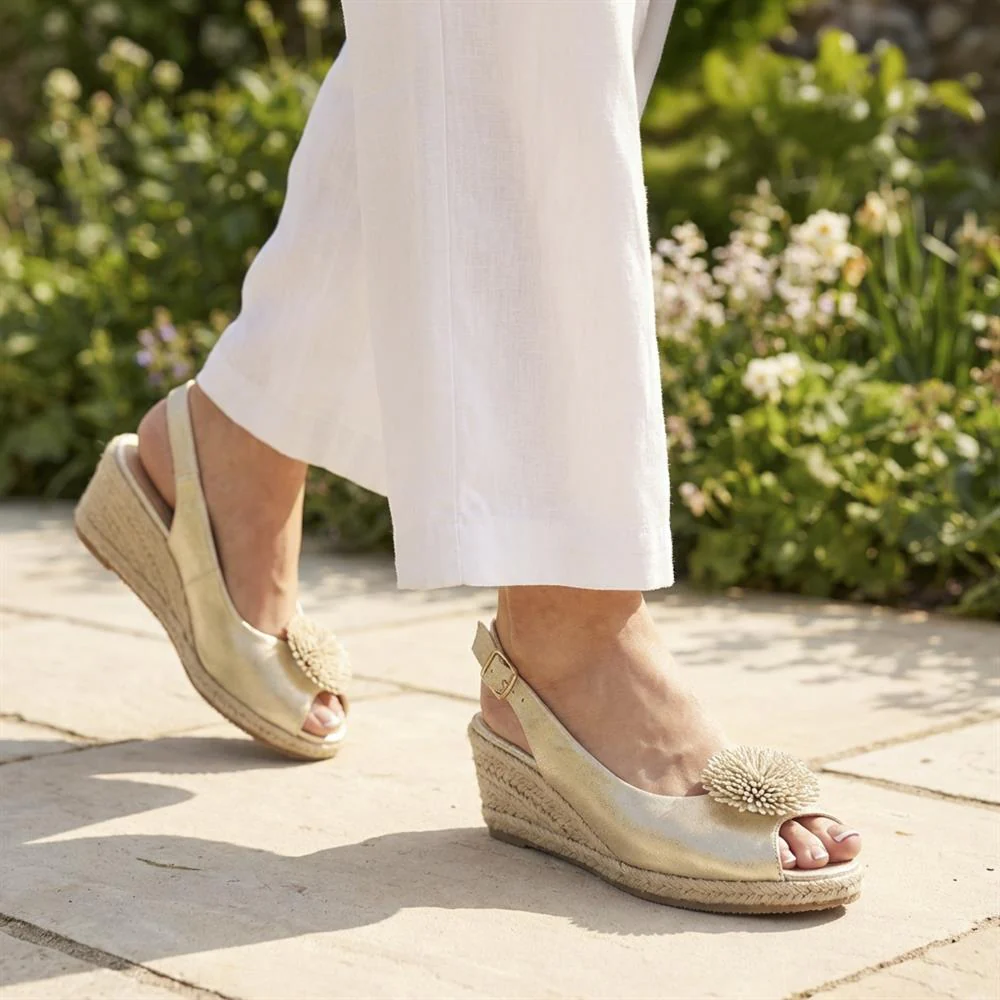 Flower Detail Peep Toe Wedge Sandals - BAIZH43040 / 329 259 - Gold - Image 2