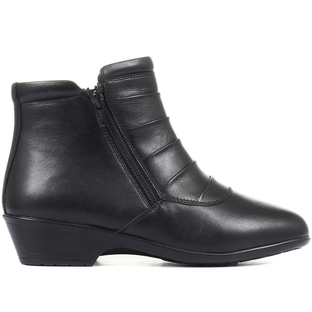 Leather Ankle Boot - KF34007 / 320 900 - Black - Image 2