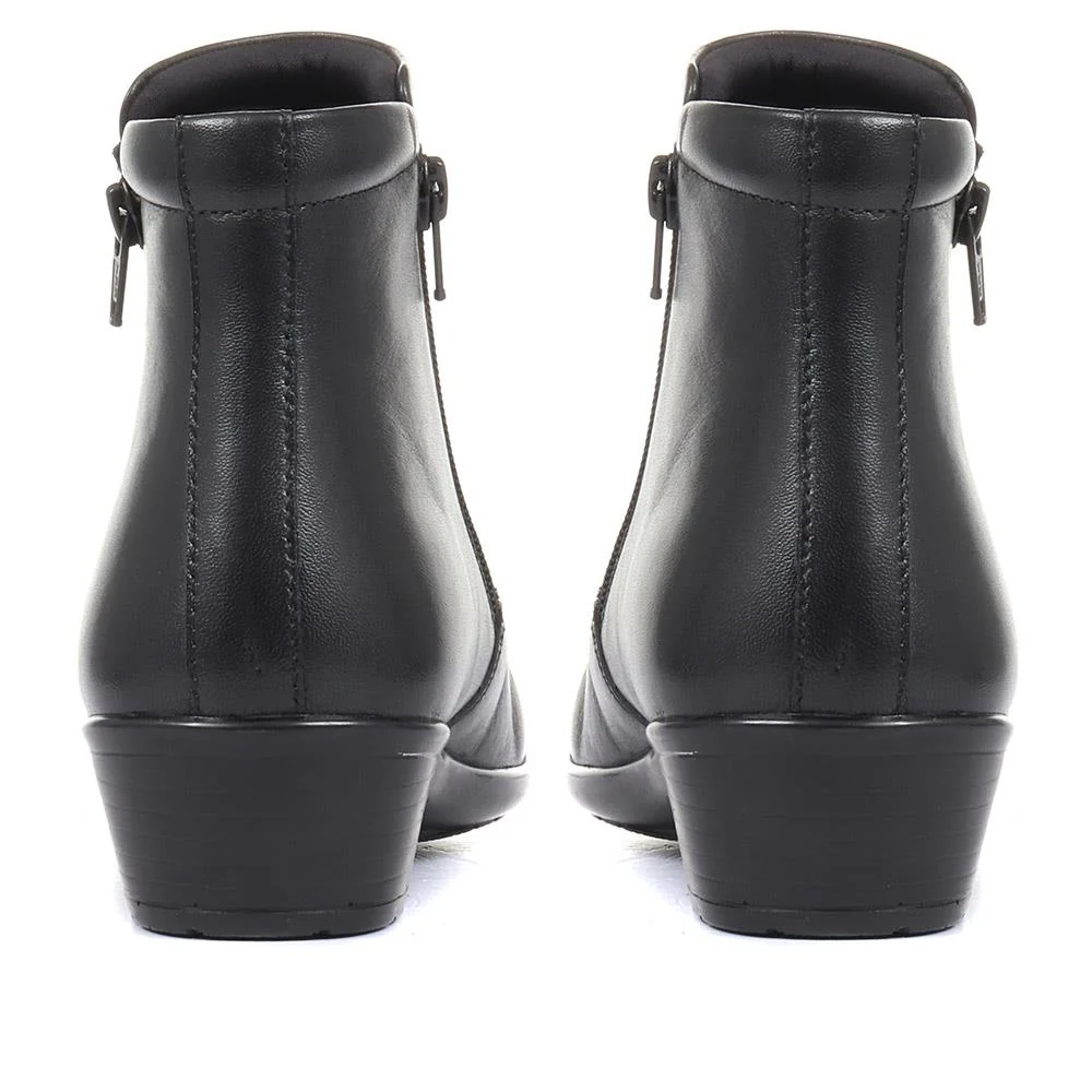 Leather Ankle Boot - KF34007 / 320 900 - Black - Image 3