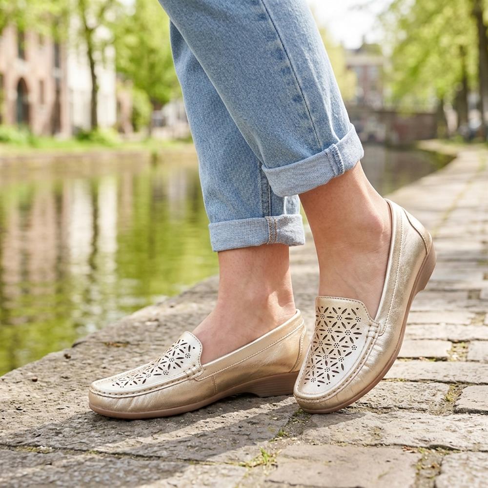 Leather Cut Out Detail Moccasin - MOEN43001 / 329 546 - Soft Gold - Image 2
