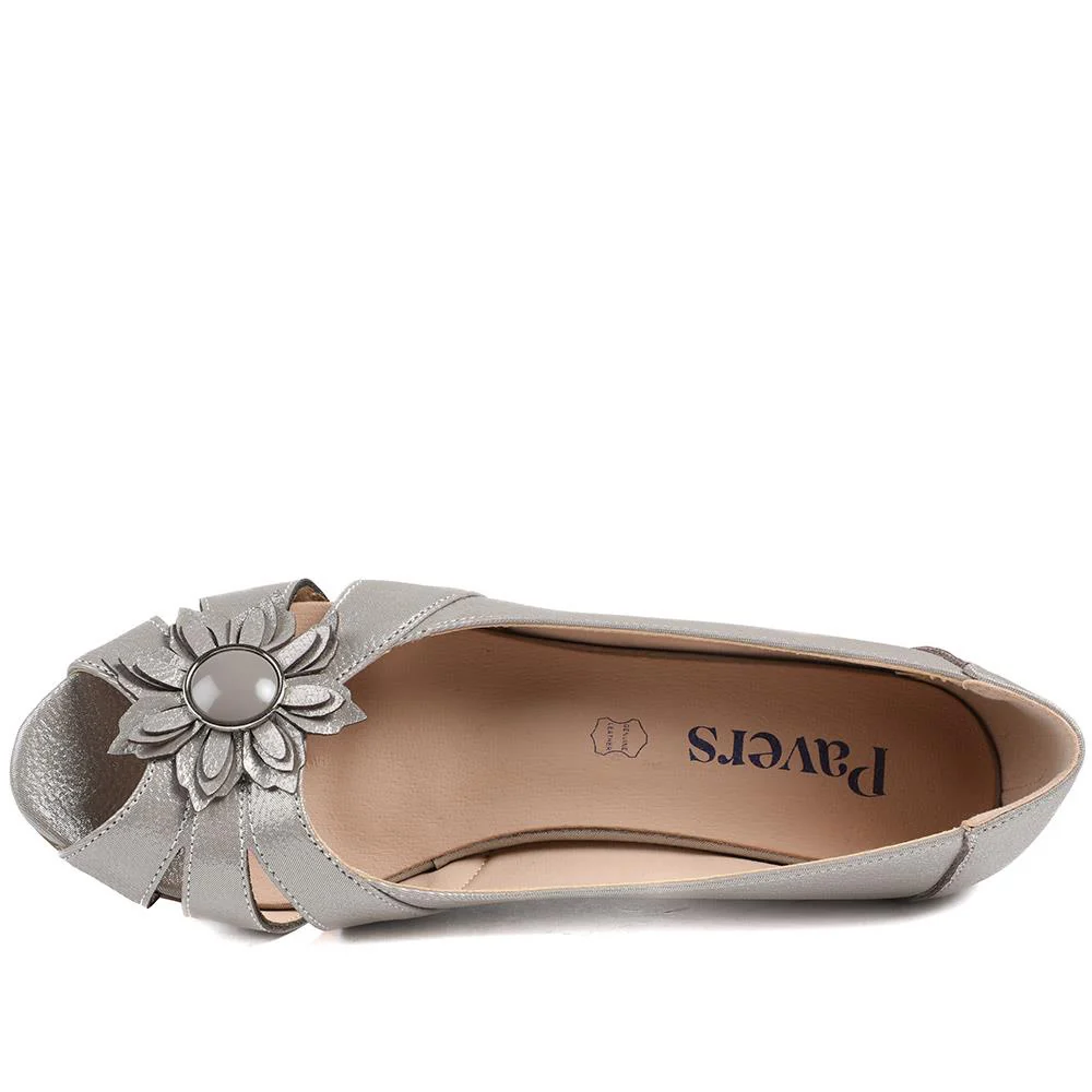 Flower Detail Peep Toe Wedge Pumps - WLIG43000 / 328 886 - Metallic - Image 5