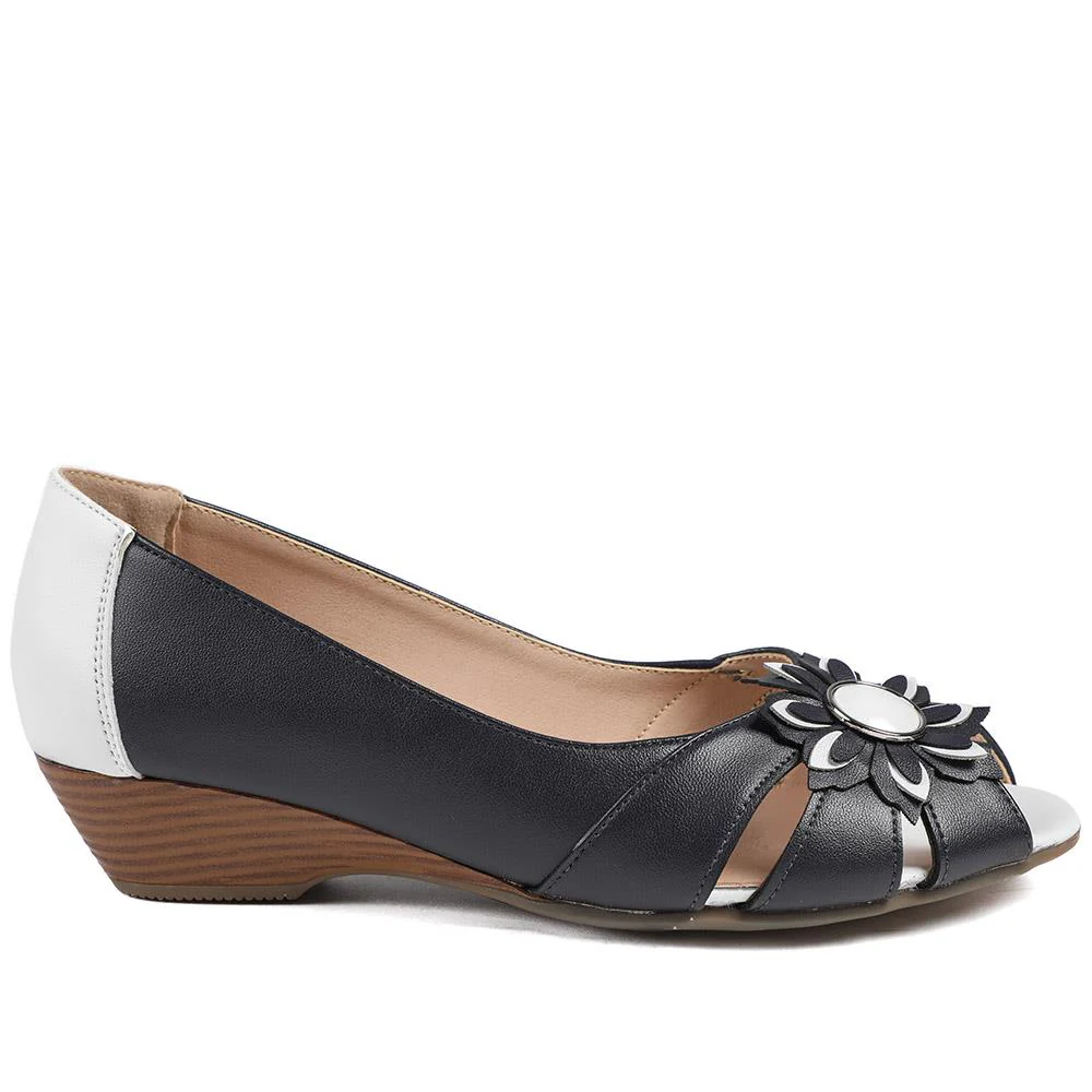 Flower Detail Peep Toe Wedge Pumps - WLIG43000 / 328 886 - Navy - White - Image 3