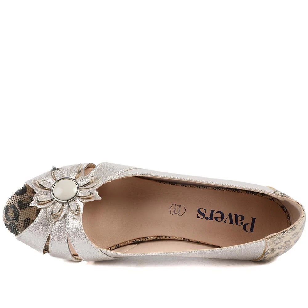 Flower Detail Peep Toe Wedge Pumps - WLIG43000 / 328 886 - Soft Gold - Image 5