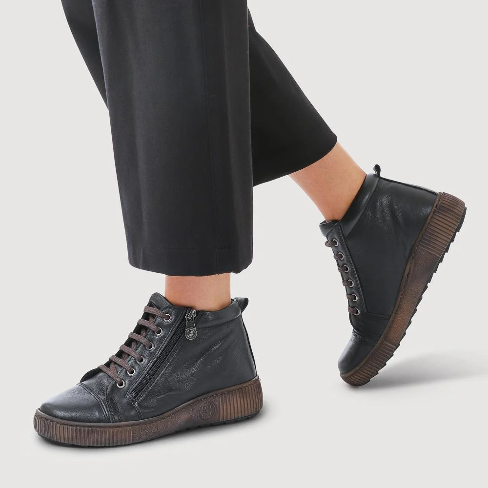Leather Lace-Up Boots - HAK40013 / 326 039 - Black - Image 5