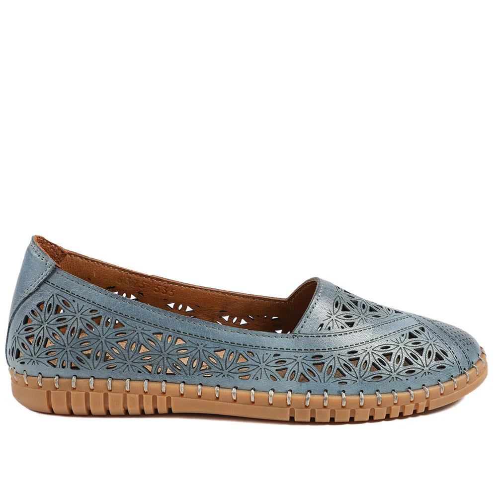 Leather Laser Cut Pumps - KARY43001 / 328 826 - Denim - Image 2