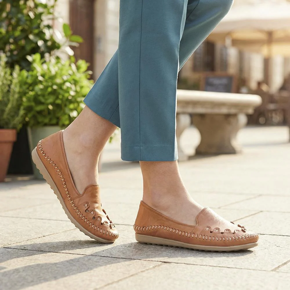 Leather Slip-On Pumps - GOKH29000 / 316 901 - Tan - Image 2