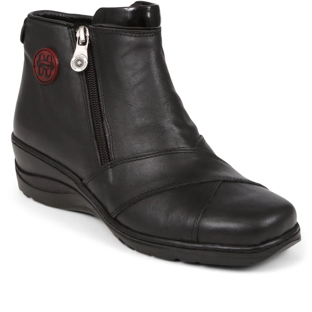 Leather Zip-Up Ankle Boots - HAK38019 / 324 661 - Black