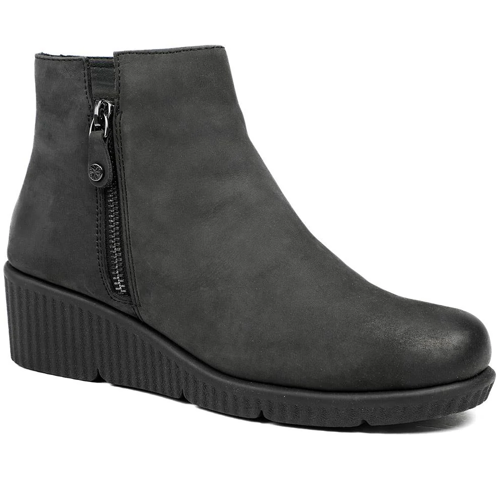Leather Zip-Up Ankle Boots - VAN40523 / 326 733 - Black Nubuck