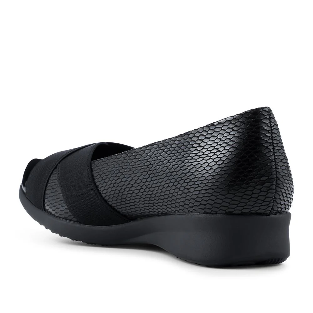 Lightweight Wedge Heel Slip On Shoes - WK42021 / 328 124 - Black-Black Patent - Image 3