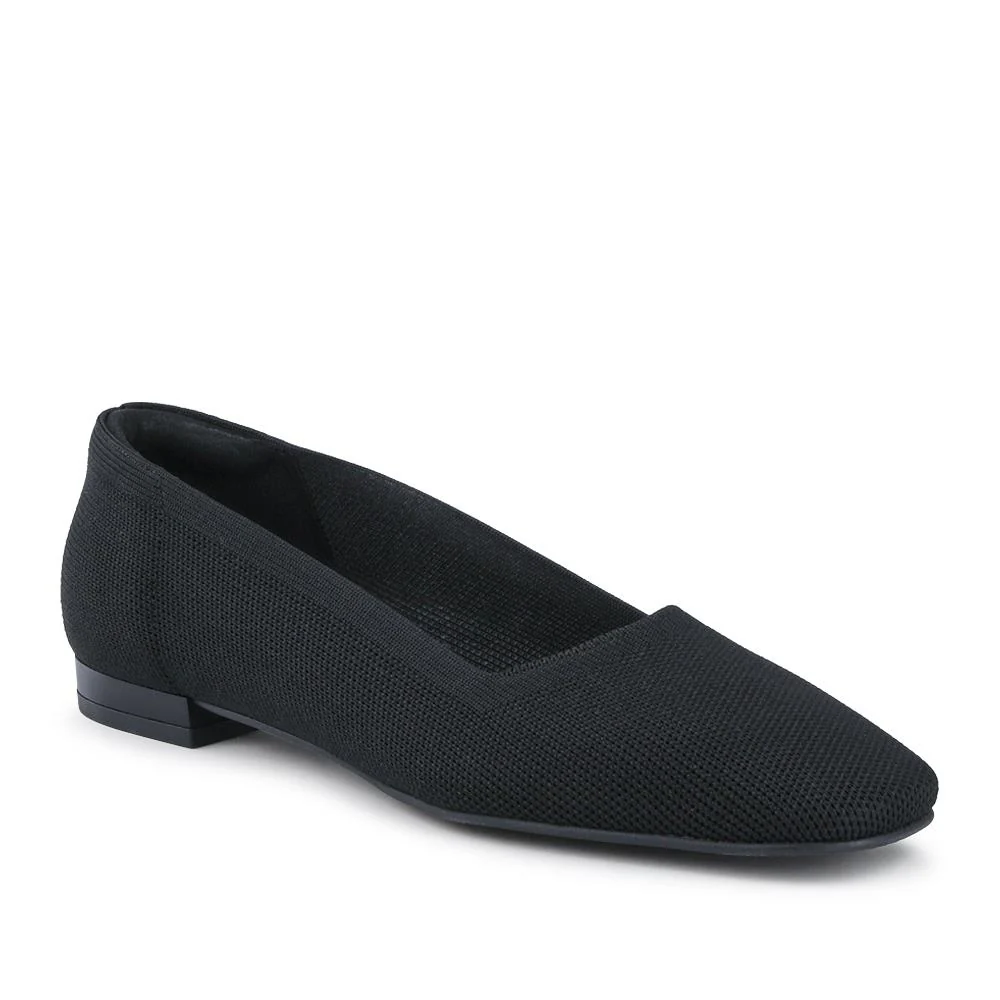 Olenka Casual Box-Toe Pumps - OLENKA / 327 850