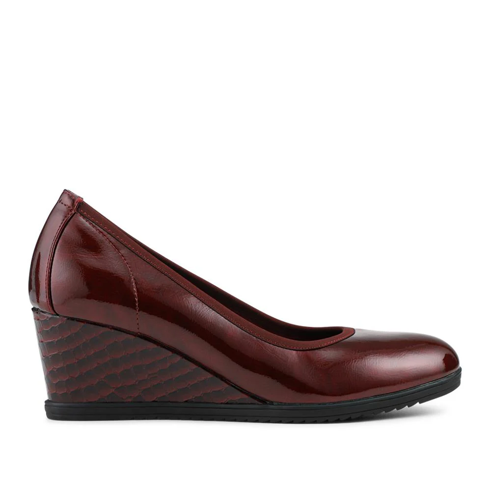 Smart Cushioned Wedge Heel Pumps - WBINS42059 / 327 860 - Burgundy Patent - Image 2
