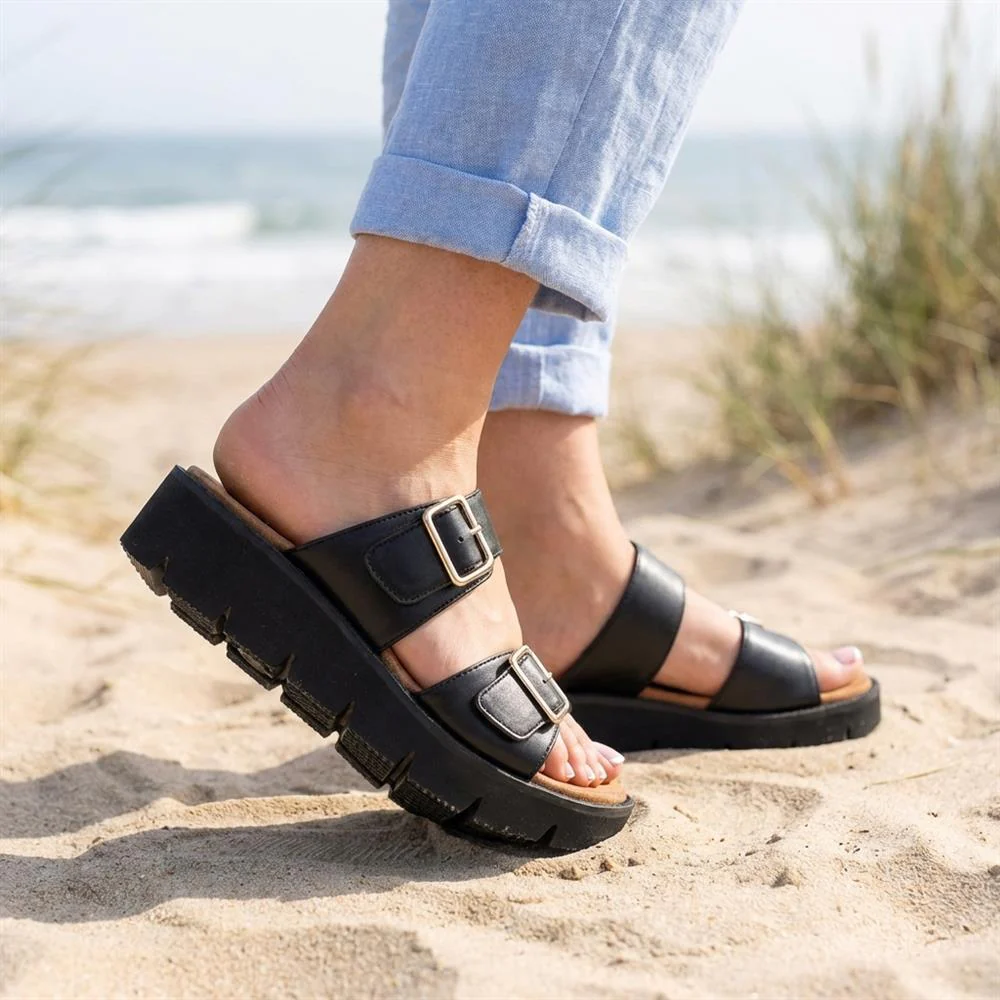 Wide Fit Cushioned Buckled Sandals - BAIZH43015 / 329 140 - Black - Image 2