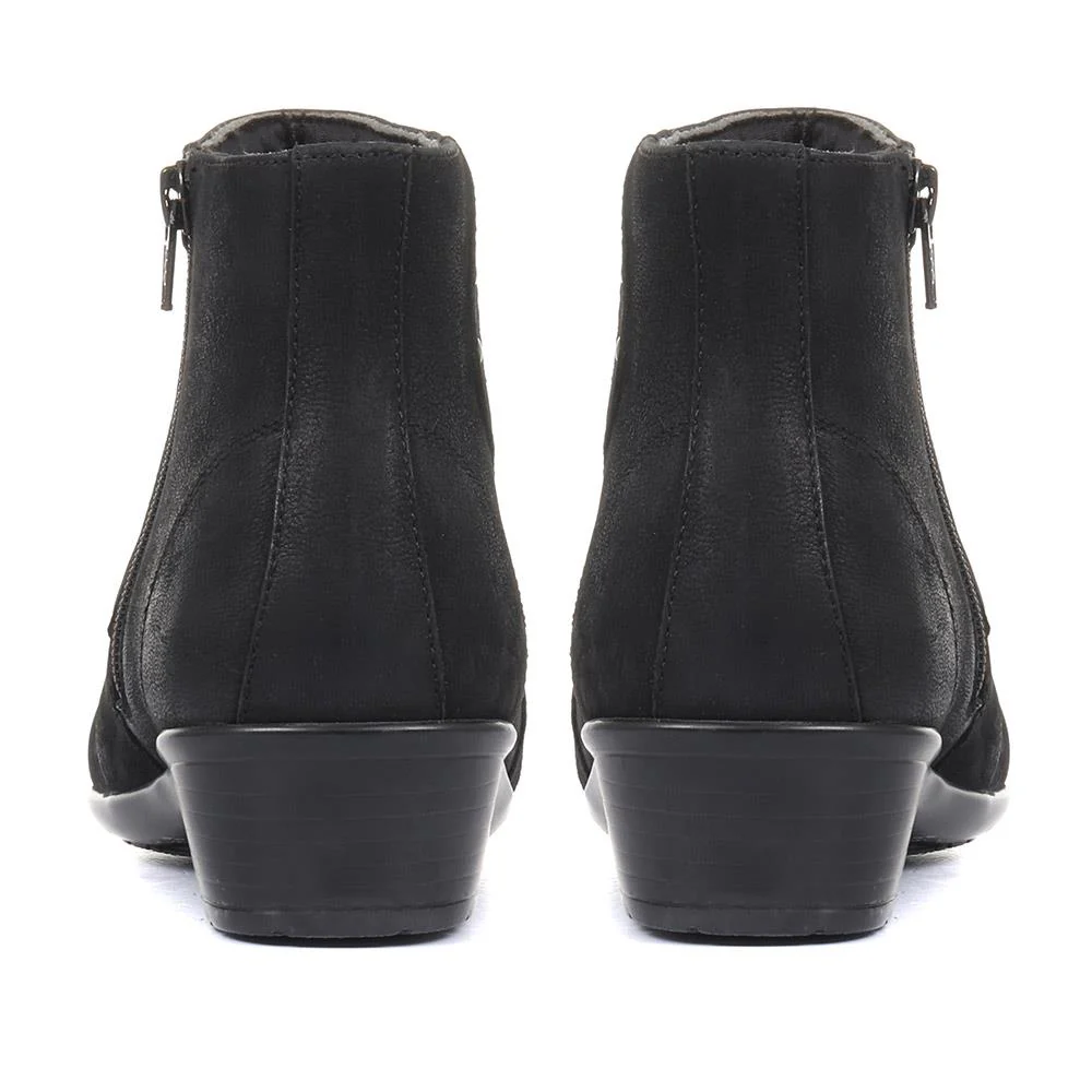 Wide Fit Leather Ankle Boots - KF34005 / 320 899 - Black - Image 3